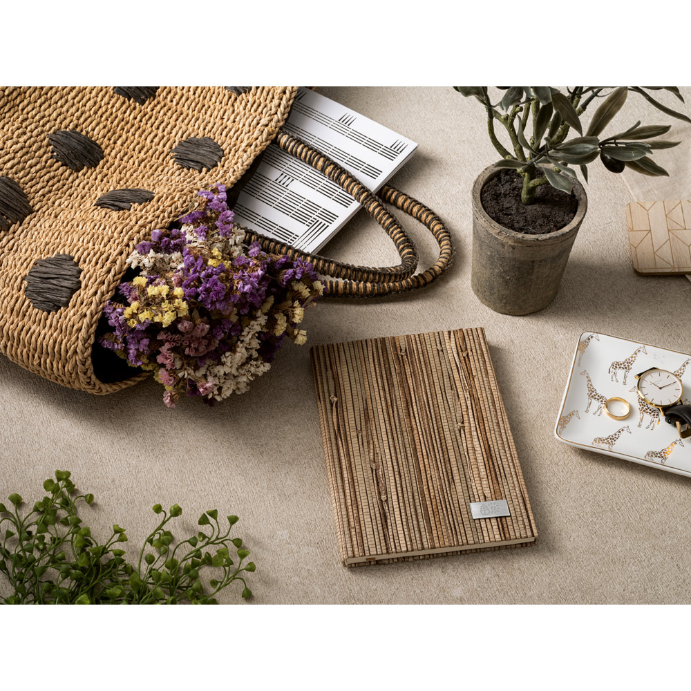 Caderno A5 de capa dura em palha natural com 192 páginas pautadas recicladas