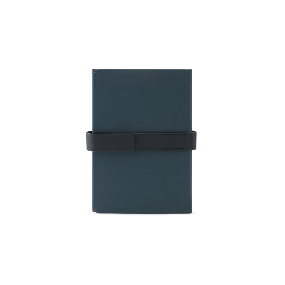 Caderno A5 com capa dura em 80% materiais reciclados (PU reciclado e poliéster reciclado) estruturado em duas partes: a primeira tem 128 páginas pautadas e a segunda 128 páginas lisas