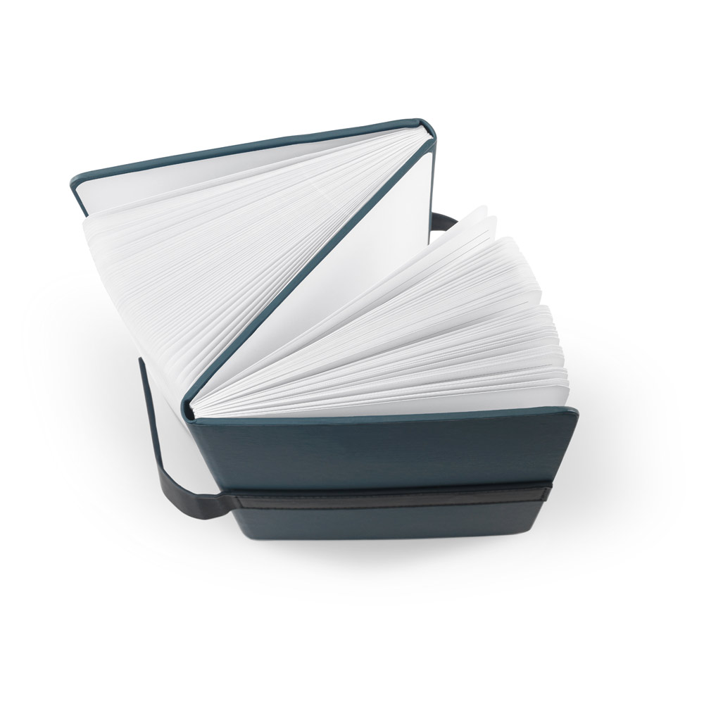 Caderno A5 com capa dura em 80% materiais reciclados (PU reciclado e poliéster reciclado) estruturado em duas partes: a primeira tem 128 páginas pautadas e a segunda 128 páginas lisas