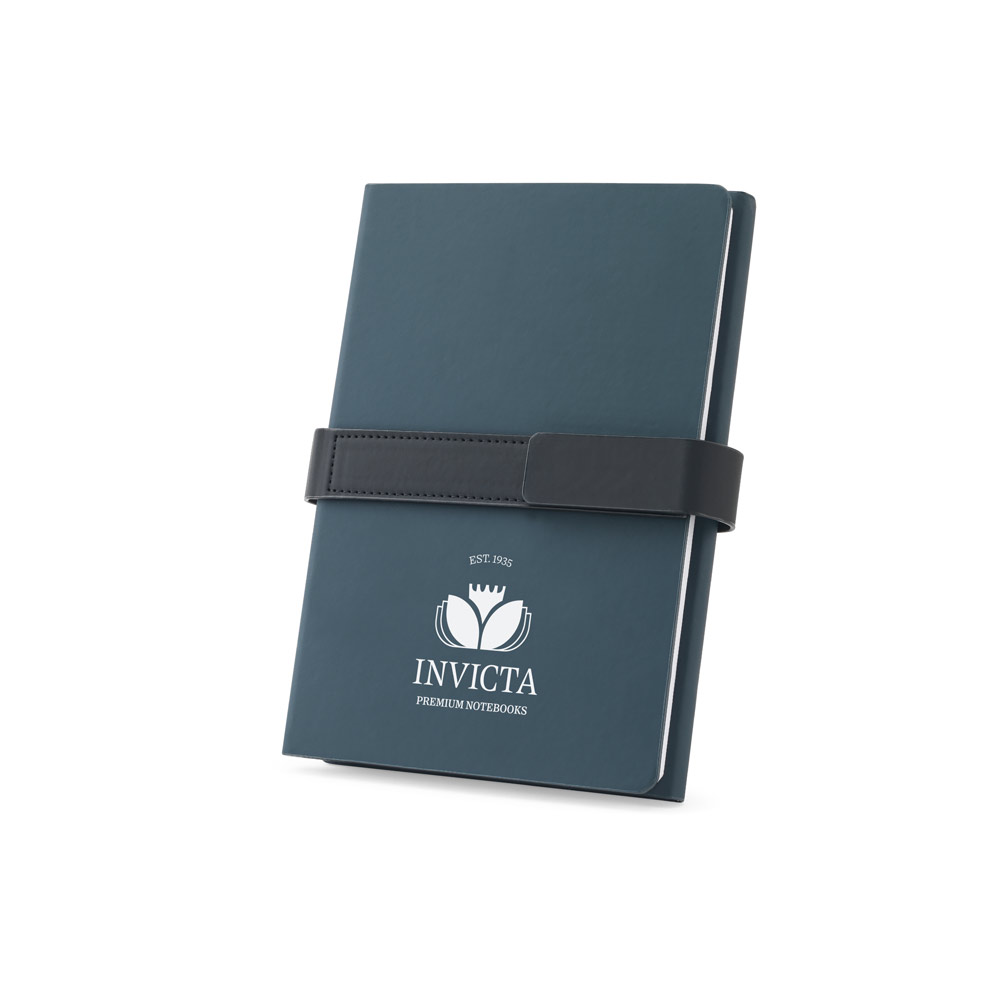 Caderno A5 com capa dura em 80% materiais reciclados (PU reciclado e poliéster reciclado) estruturado em duas partes: a primeira tem 128 páginas pautadas e a segunda 128 páginas lisas