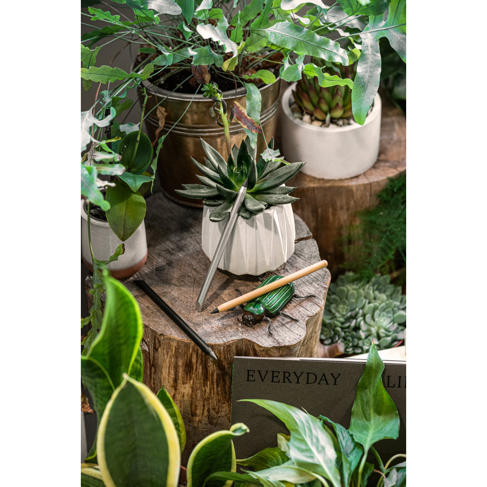 Caneta sem tinta com ponta de liga metálica em bambu