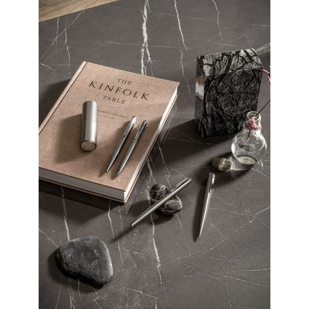 Caneta Esferográfica em 53% de aço inox reciclado com escrita em azul