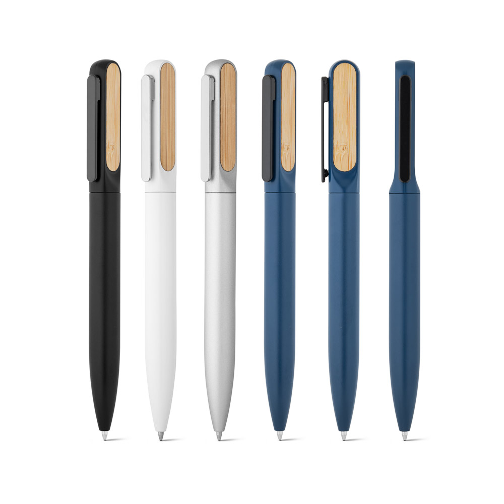 Caneta Esferográfica em alumínio 94% reciclado com detalhe em bambu no clipe e escrita em azul