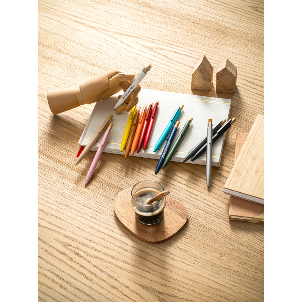 Caneta Esferográfica com corpo em alumínio 100% reciclado com ponteira em bambu e escrita em azul