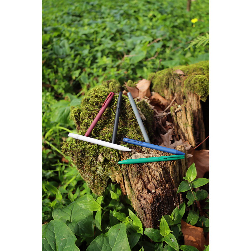 Caneta Esferográfica em alumínio 100% reciclado, com acabamento em borracha e escrita em azul
