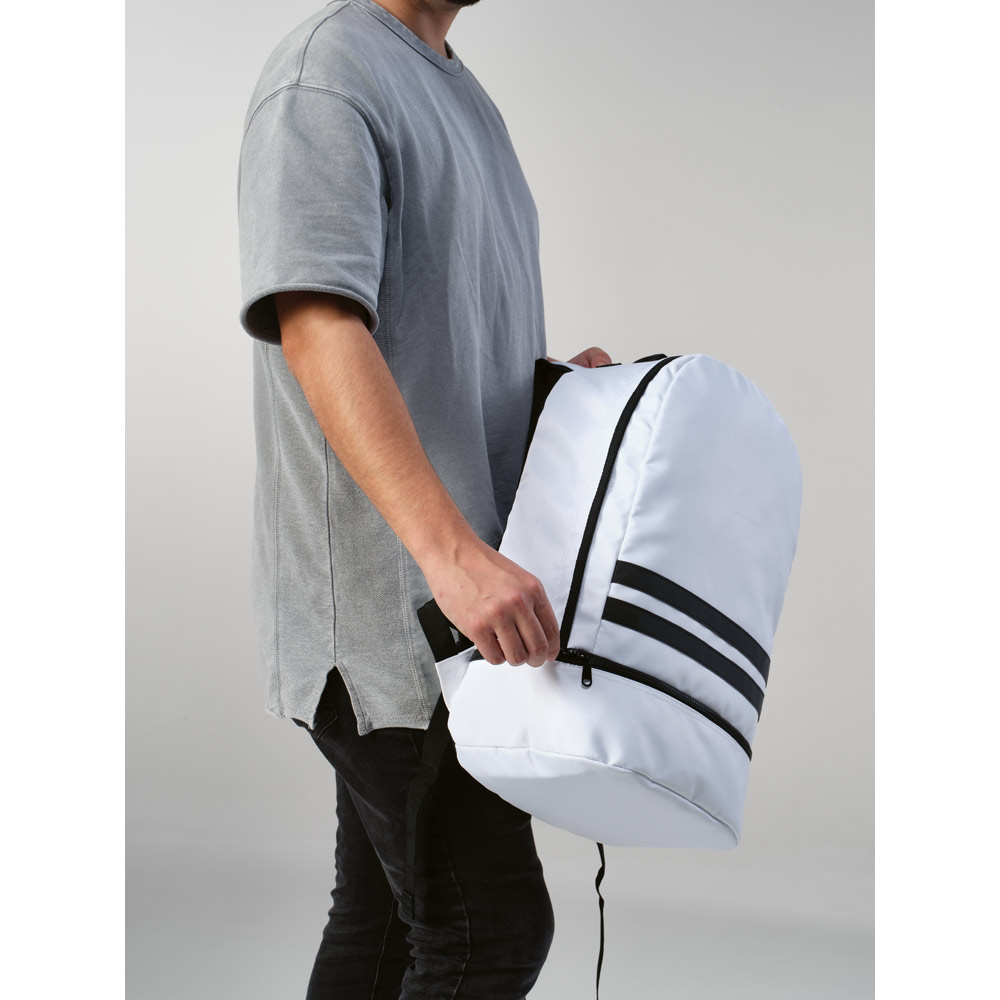 Mochila em poliéster reciclado 290T e sarja com compartimento para sapatos 25 L