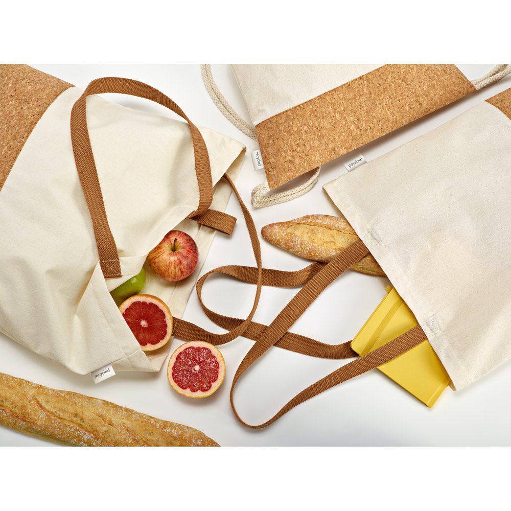 Sacola tipo mochila em 70% algodão reciclado e 30% poliéster reciclado (180g/m²) com base em cortiça
