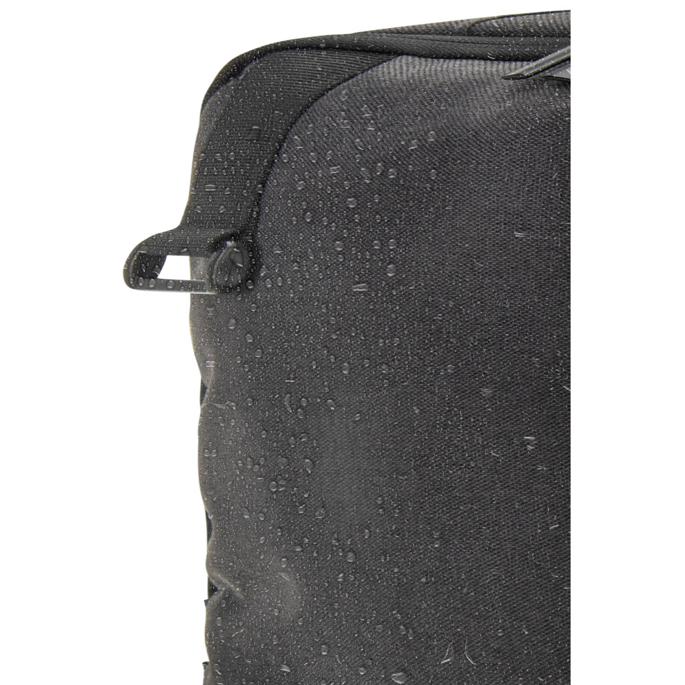 Mochila desenvolvida para cumprir as dimensões exigidas pelas companhias aéreas em poliéster reciclado 600D de alta densidade com acabamento repelente à água 20 L