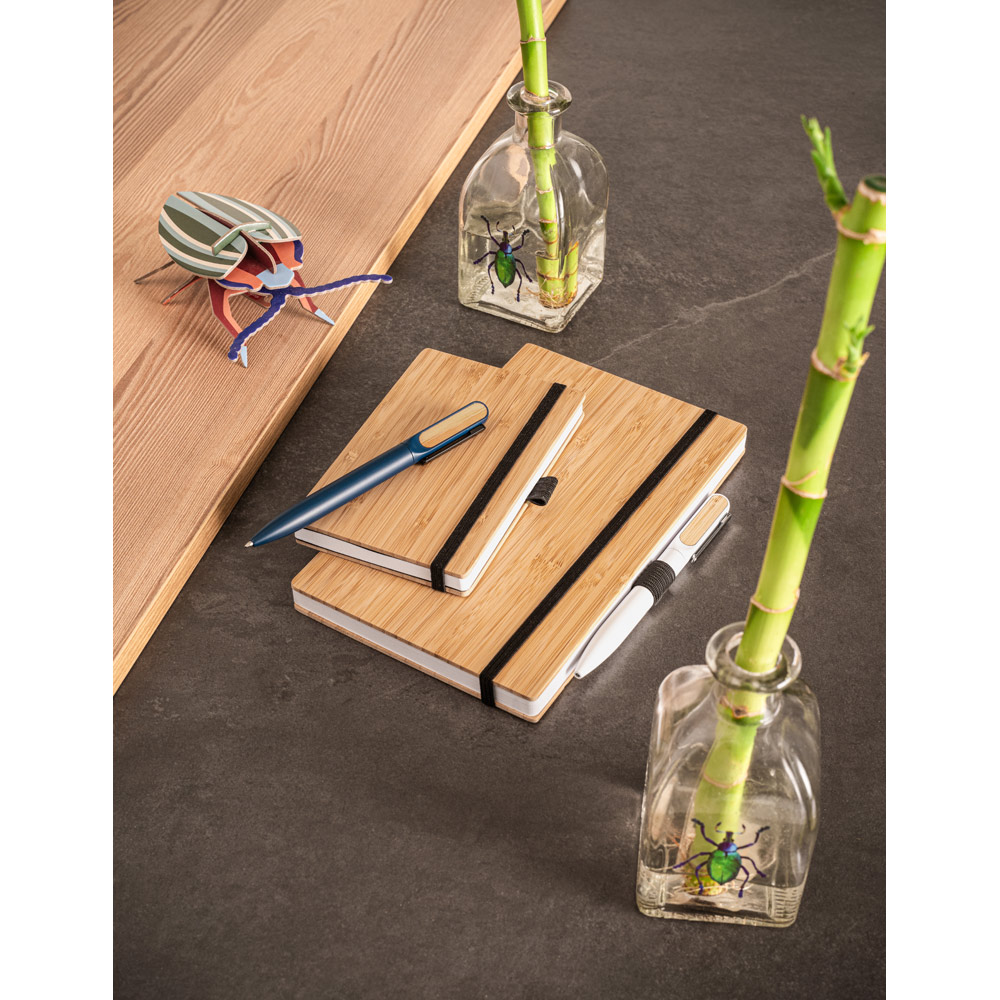 Caderno de bolso com capa e contracapa em placa de bambu e lombada em PET 100% reciclado, com 160 páginas lisas