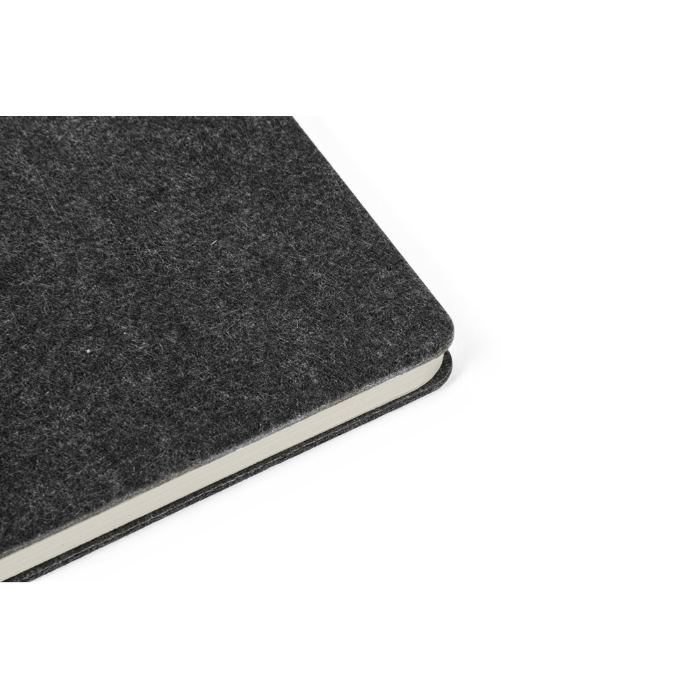 Caderno A5 de capa semi-rígida em feltro 100% reciclado, com argolas e 160 páginas pautadas