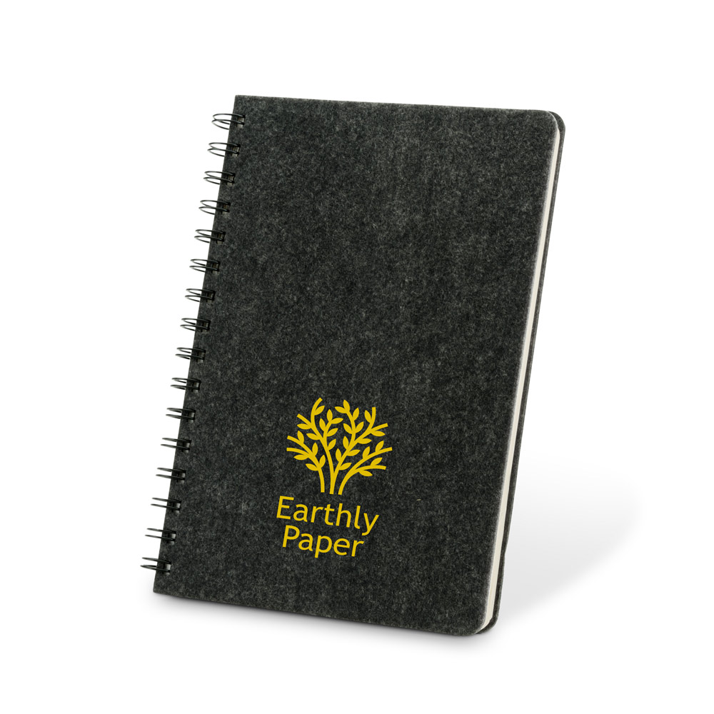 Caderno A5 de capa semi-rígida em feltro 100% reciclado, com argolas e 160 páginas pautadas