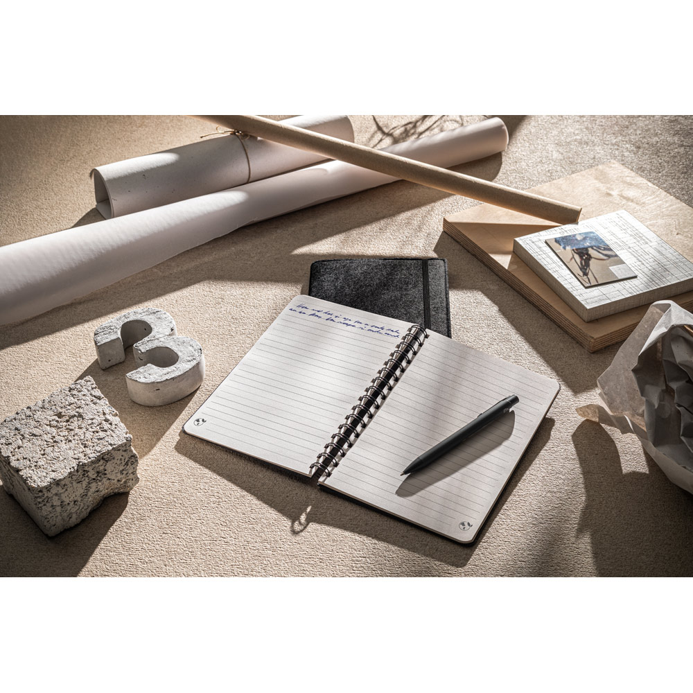 Caderno A5 de capa semi-rígida em feltro 100% reciclado, com argolas e 160 páginas pautadas