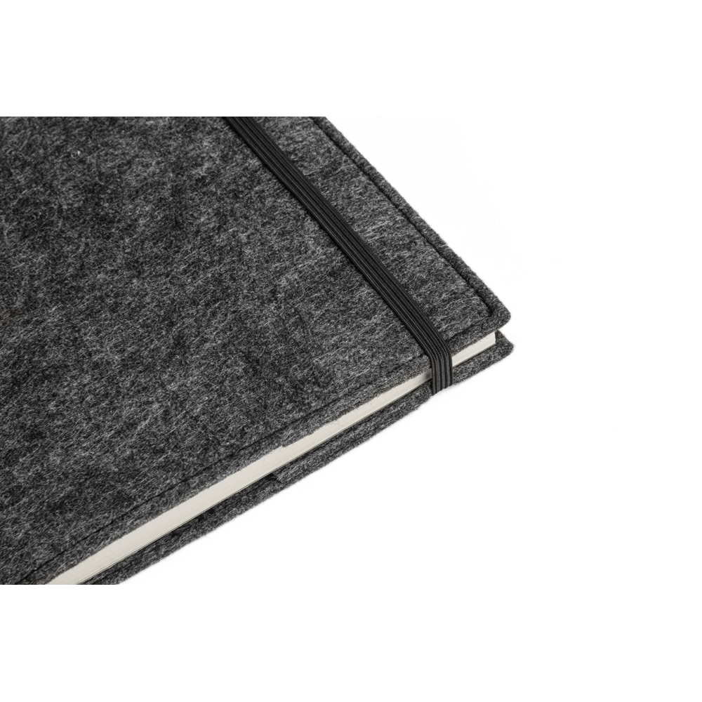 Caderno A5 com capa em feltro 100% reciclado, com 160 páginas pautadas recicladas