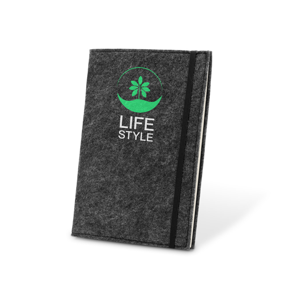 Caderno A5 com capa em feltro 100% reciclado, com 160 páginas pautadas recicladas