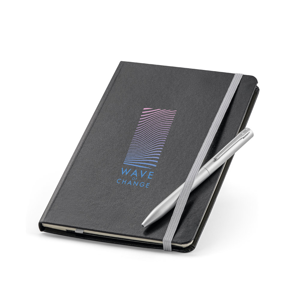 Kit de caderno e esferográfica. Caderno com 160 páginas pautadas e esferográfica com escrita em azul