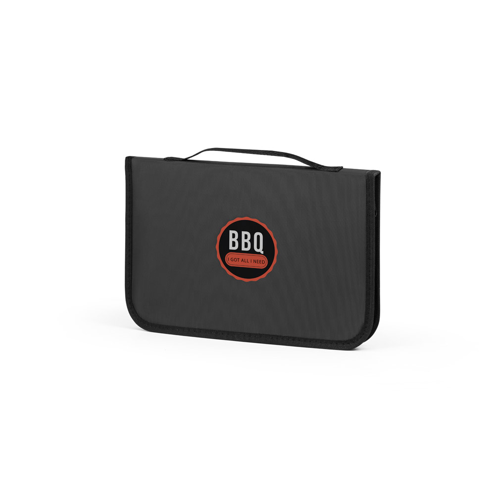 Kit churrasco em estojo de PU e 210D com tábua em bambu e 7 utensílios em aço inox e madeira de Seringueira