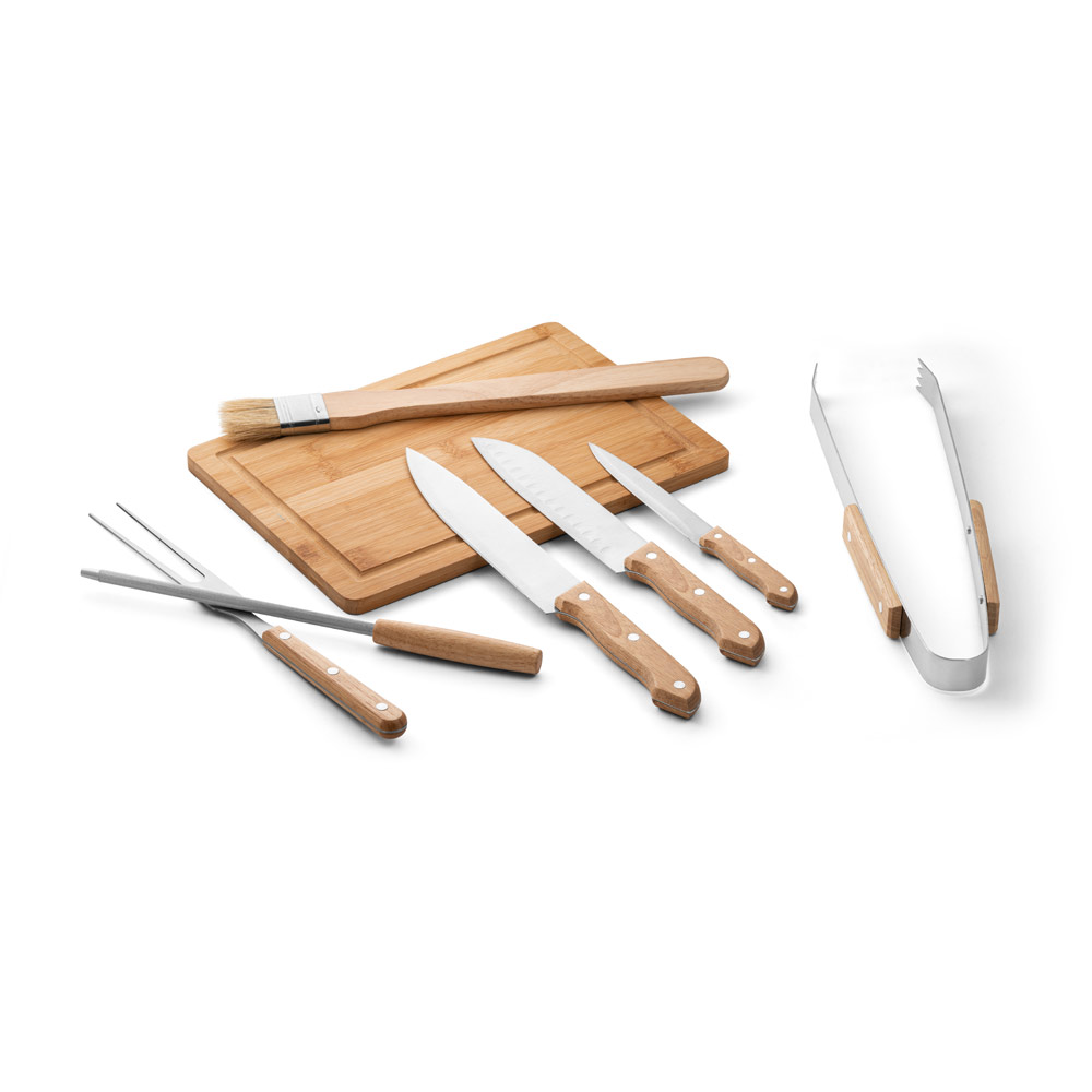 Kit churrasco em estojo de PU e 210D com tábua em bambu e 7 utensílios em aço inox e madeira de Seringueira