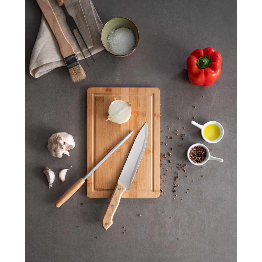 Kit churrasco em estojo de PU e 210D com tábua em bambu e 7 utensílios em aço inox e madeira de Seringueira