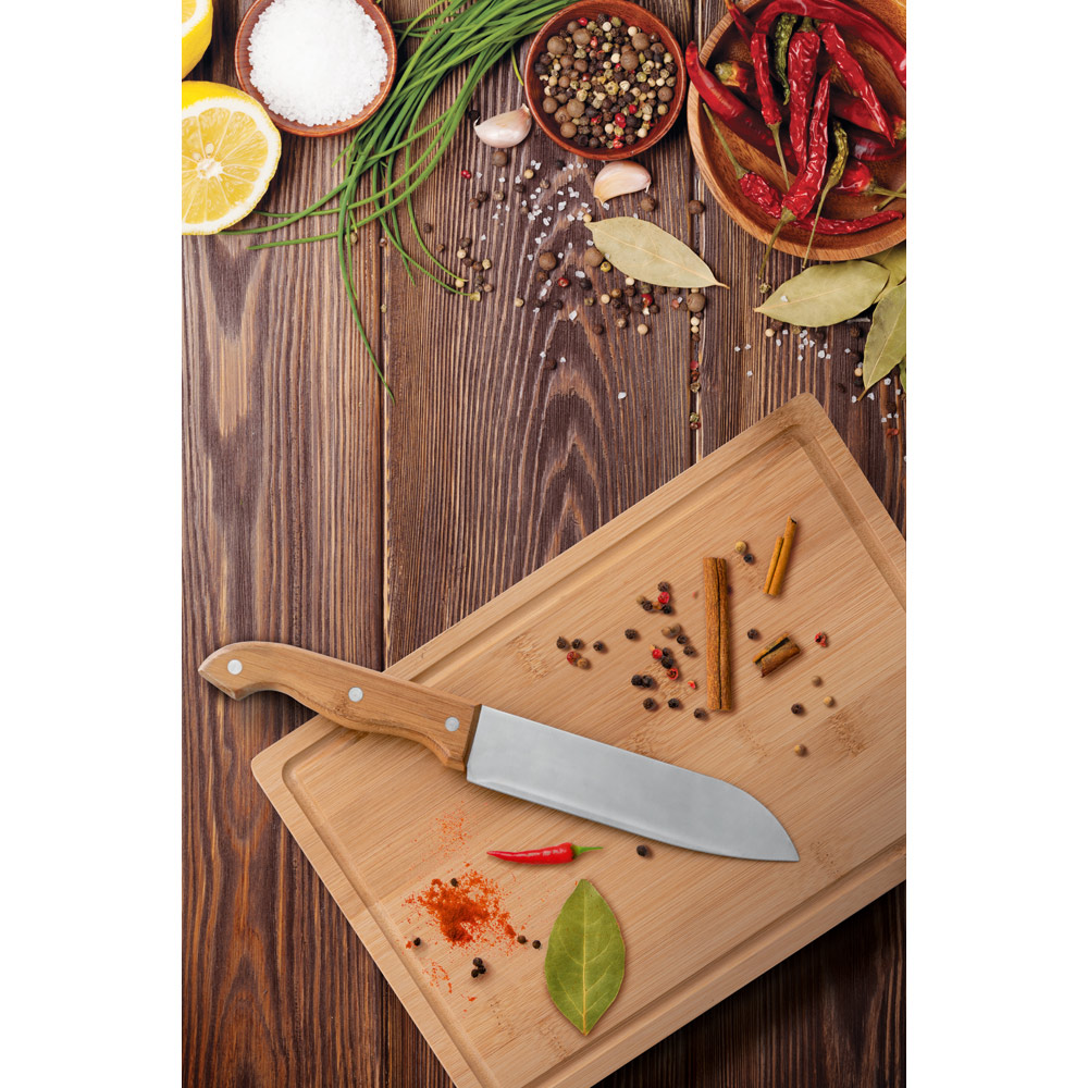 Kit churrasco em estojo de 210D e tábua em bambu com 5 utensílios em aço inox e madeira de Seringueira