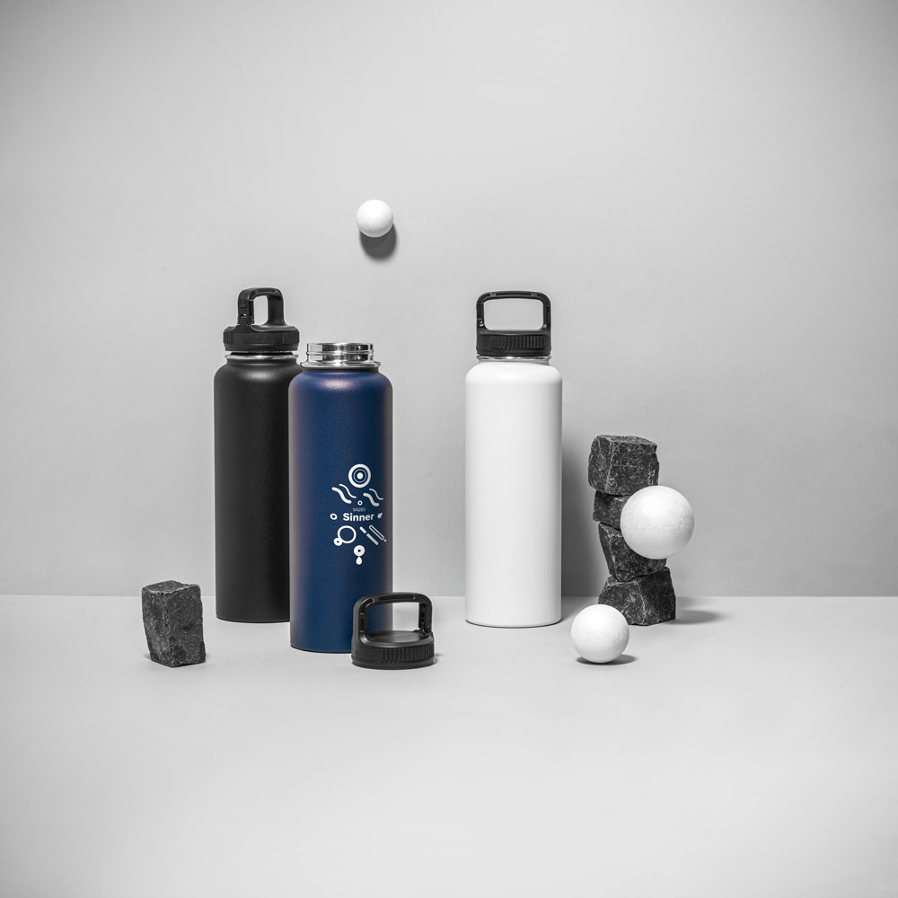 Garrafa esportiva em aço inox 90% reciclado com revestimento em pó e de grande capacidade até 1200 mL