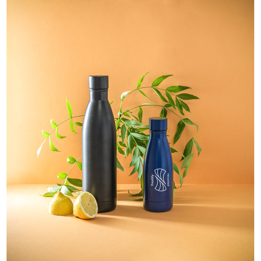 Garrafa em aço inox 90% reciclado de parede dupla térmica, isolada a vácuo e acabamento mate 810 mL