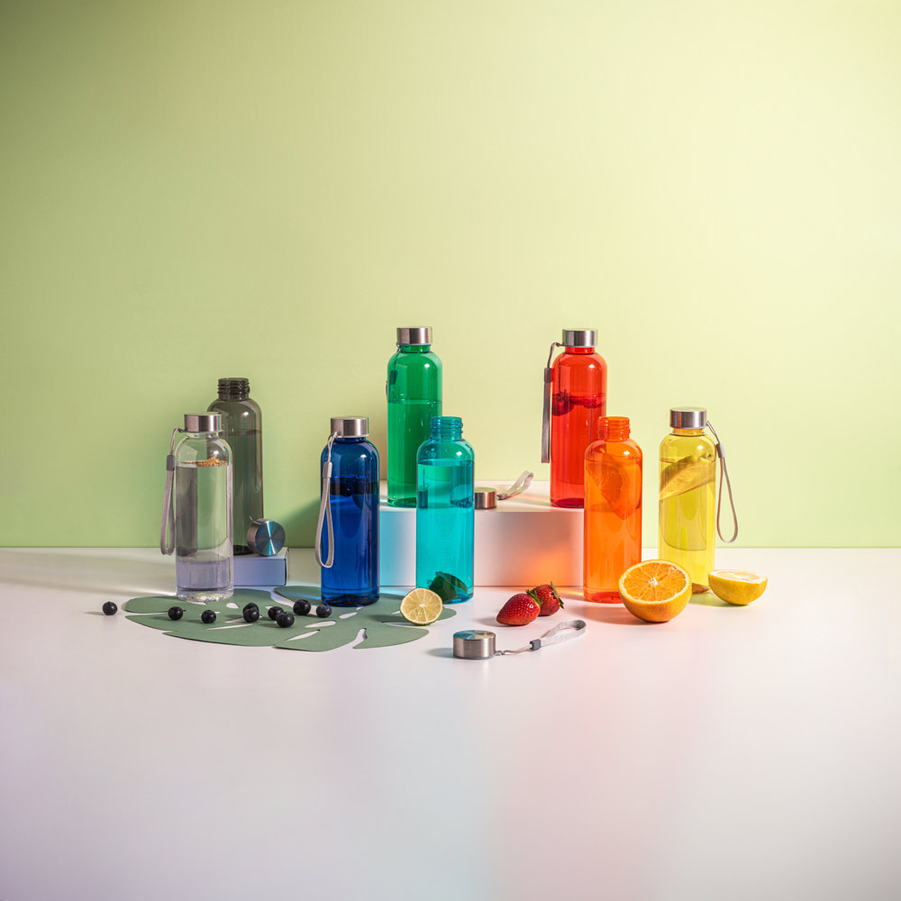 Squeeze em PET 100% reciclado e tampa em aço inox, com pega em corda 580 mL