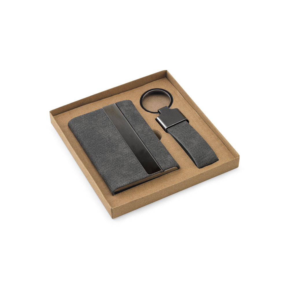 Conjunto composto por um porta-cartões e chaveiro, ambos em metal e poliéster reciclado (30% rPET)