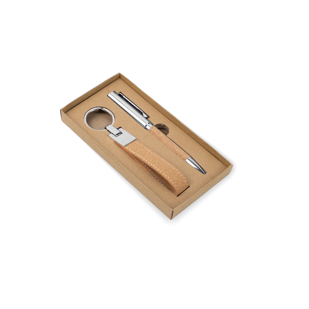 Conjunto composto por uma esferográfica e chaveiro, ambos em metal e cortiça