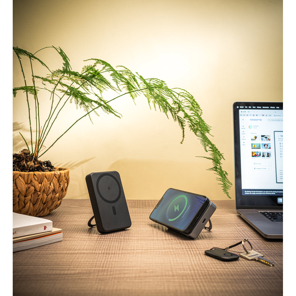Bateria portátil magnética em ABS 100% reciclado com suporte, carregador por indução (wireless) super-rápido 15W e capacidade de 10'000 mAh