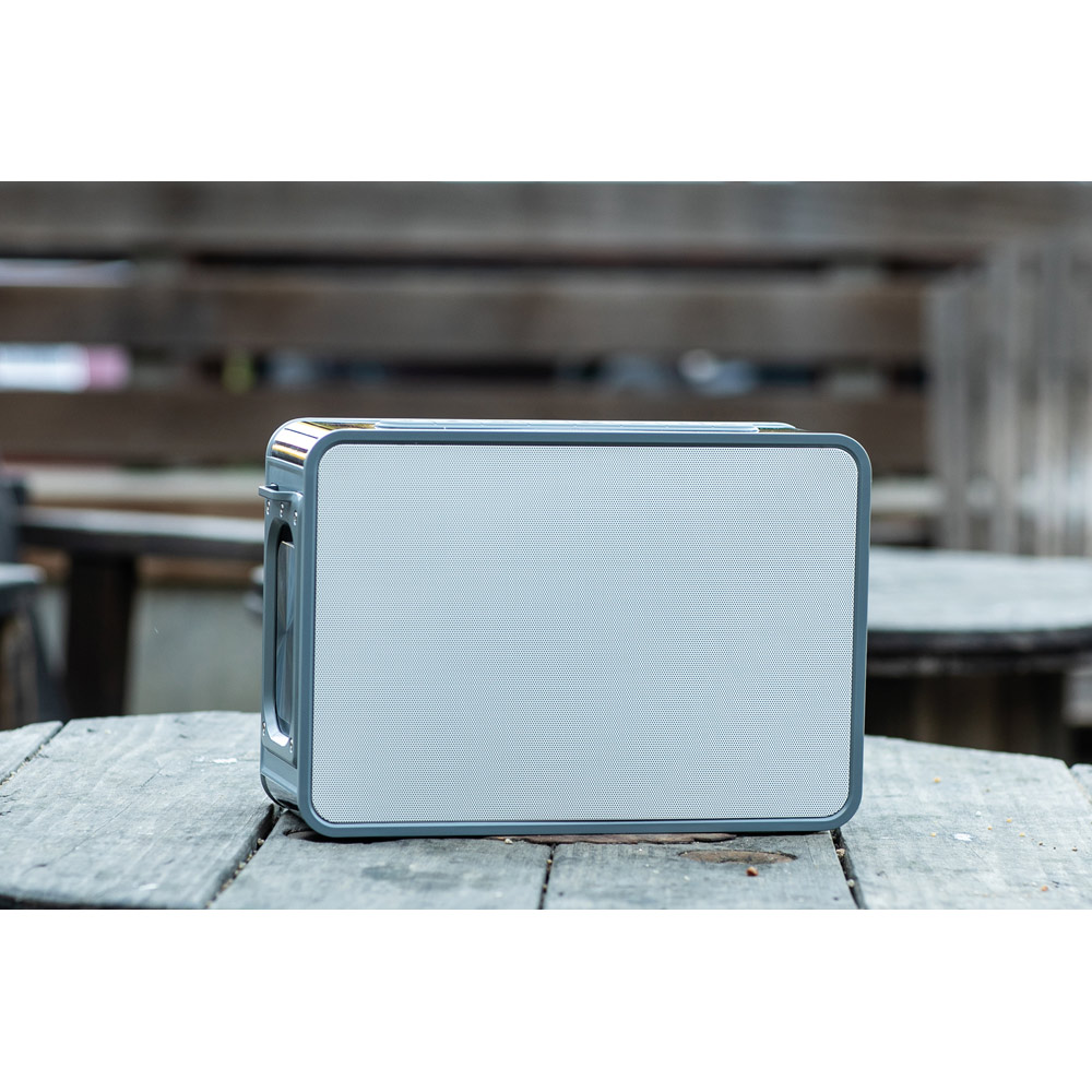 Caixa de som com microfone e autonomia de 7h (5'200 mAh), em ABS 100% reciclado