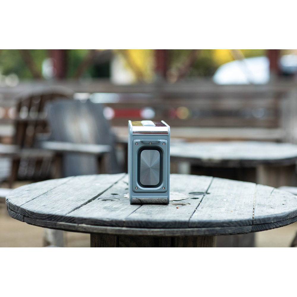 Caixa de som com microfone e autonomia de 7h (5'200 mAh), em ABS 100% reciclado
